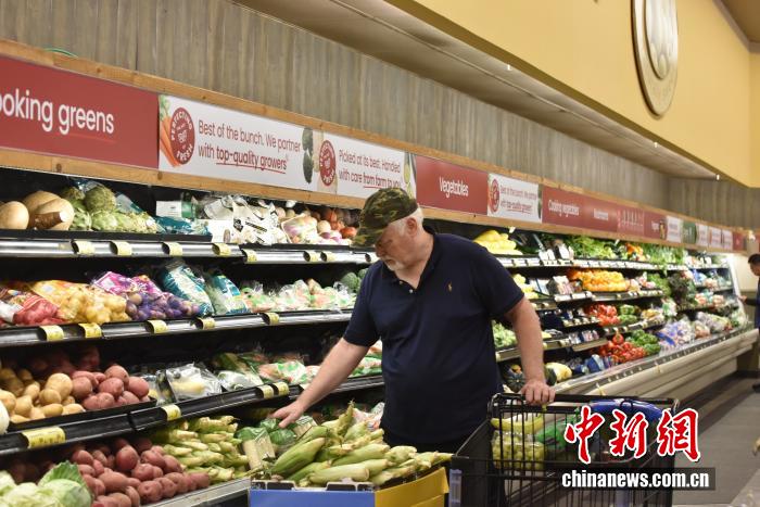 當地時間7月18日，美國密歇根大學公布報告顯示，7月美國消費者信心指數升至61.8，為近5個月以來的最高值。圖為美國民眾在馬里蘭州羅克韋爾一超市購物。 <a target='_blank' href='/' _fcksavedurl='/'><p  align=