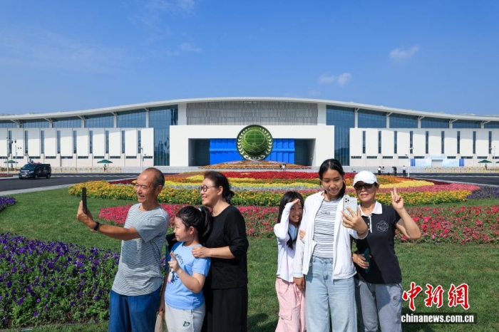 8月31日，天津，市民在2025年上海合作組織峰會主會場外自拍。當日，2025年上海合作組織峰會在天津舉行。<a target='_blank' href='/'><p  align=