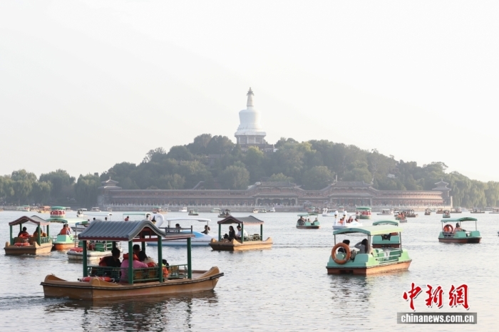 10月7日，國慶節(jié)、中秋節(jié)假期進入尾聲，北京北海公園熱度不減，不少市民游客在公園乘船游玩。<a target='_blank' href='/' _fcksavedurl='/'><p  align=