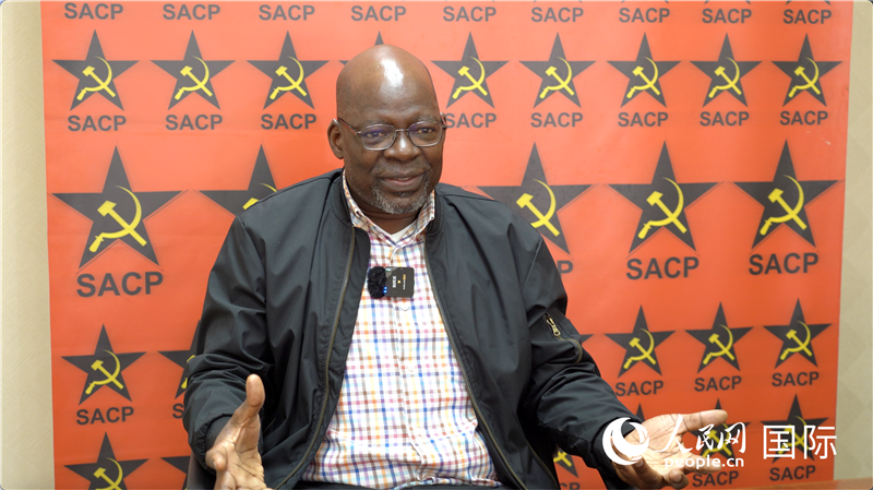 南非共產(chǎn)黨總書(shū)記索利 馬派拉接受人民網(wǎng)記者采訪(fǎng)。人民網(wǎng) 劉暢攝