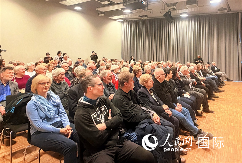 （當(dāng)?shù)貢r(shí)間4月9日，柏林中國文化中心舉辦“中國故事”系列講座之“騎行中國：喜馬拉雅、絲綢之路與重走長征路”，圖為講座現(xiàn)場。 人民網(wǎng)記者 劉赫攝）