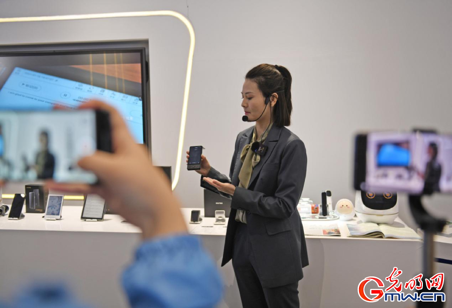 組圖丨AI、網(wǎng)絡(luò)安全、跨境電商……數(shù)字經(jīng)濟(jì)如此 “陜”耀