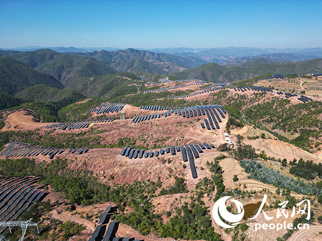 云南南華羅文村的山坡上，一塊塊光伏板連接成片。人民網(wǎng)記者 程浩攝