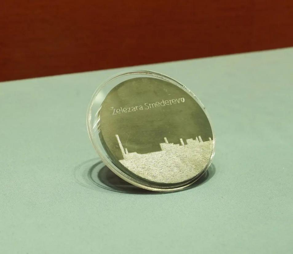 2016年6月，塞爾維亞斯梅戴雷沃鋼廠工人贈(zèng)送習(xí)近平主席的鋼板雕刻工廠剪影紀(jì)念牌。胡楊 攝