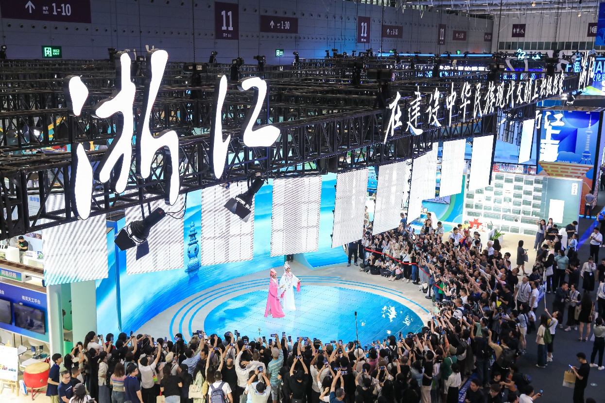 越劇《梁祝》備受參展觀眾喜愛。主辦方供圖