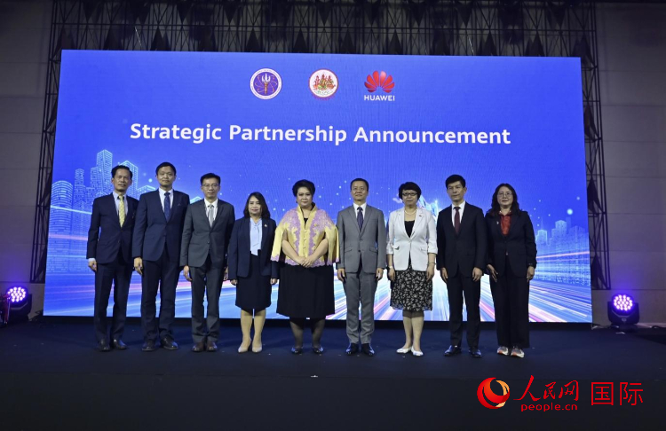 數(shù)字人才峰會現(xiàn)場。左五為泰國高等教育、科學、研究和創(chuàng)新部長素巴瑪·伊沙拉帕迪，右三中國駐泰國大使館教育參贊許蘭，右四為華為泰國技術有限公司總經理李雄偉。人民網記者 簡承淵攝