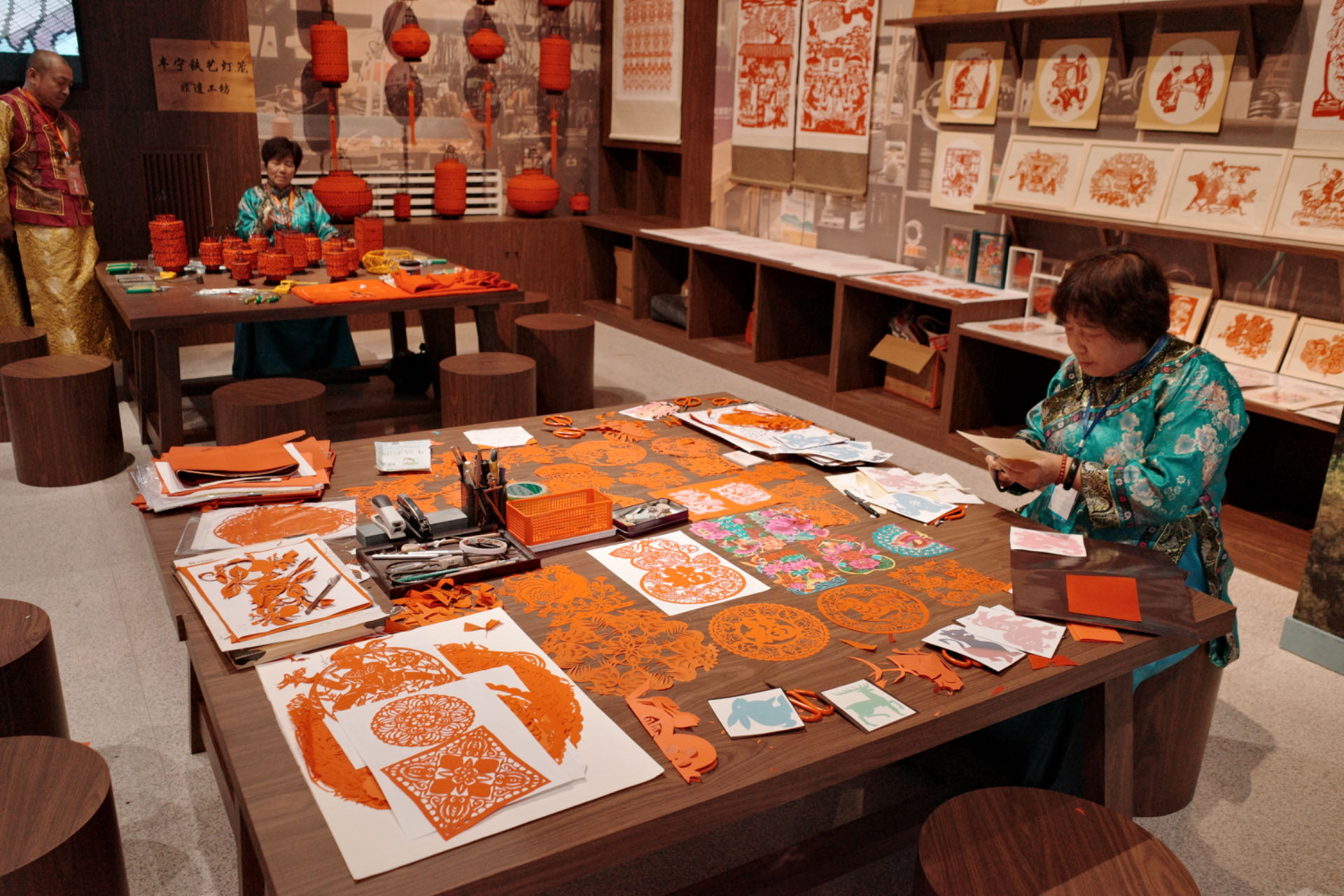 “氣象萬(wàn)千——中國(guó)非遺保護(hù)實(shí)踐主題展”上，非遺傳承人現(xiàn)場(chǎng)展示。人民網(wǎng)記者 劉微攝