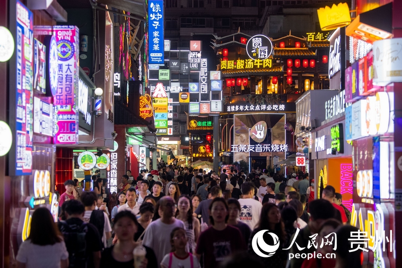 6月21日，貴陽(yáng)，青云市集內(nèi)游人如織。人民網(wǎng)記者 翁奇羽攝