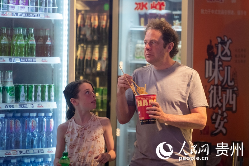 6月21日，貴陽(yáng)青云市集內(nèi)，游客邊逛邊吃。人民網(wǎng)記者 翁奇羽攝