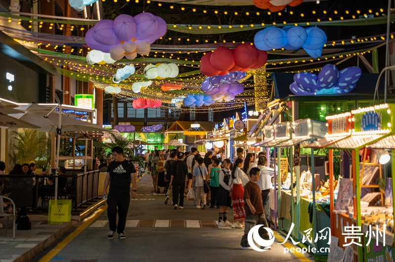 6月21日，貴陽(yáng)新印廠霓虹閃爍，映照城市夜生活。人民網(wǎng) 陽(yáng)茜攝