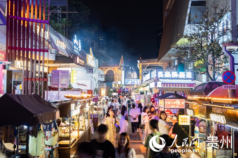 6月21日，夜幕下人頭攢動(dòng)的貴陽(yáng)市太平路街區(qū)。人民網(wǎng)記者 涂敏攝