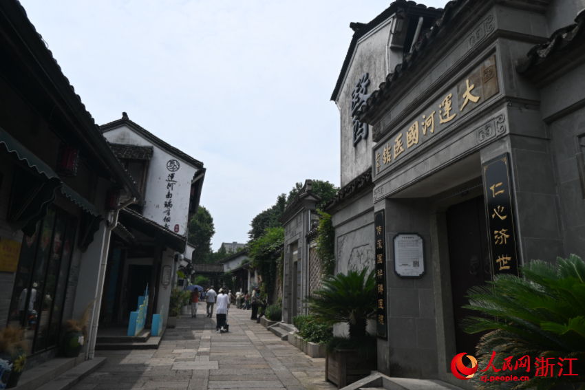 運(yùn)河邊的老建筑被完好保存下來(lái)。人民網(wǎng)記者 張麗瑋攝