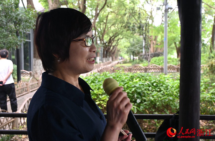 面向運(yùn)河，任國(guó)萍放聲歌唱。人民網(wǎng)記者 張麗瑋