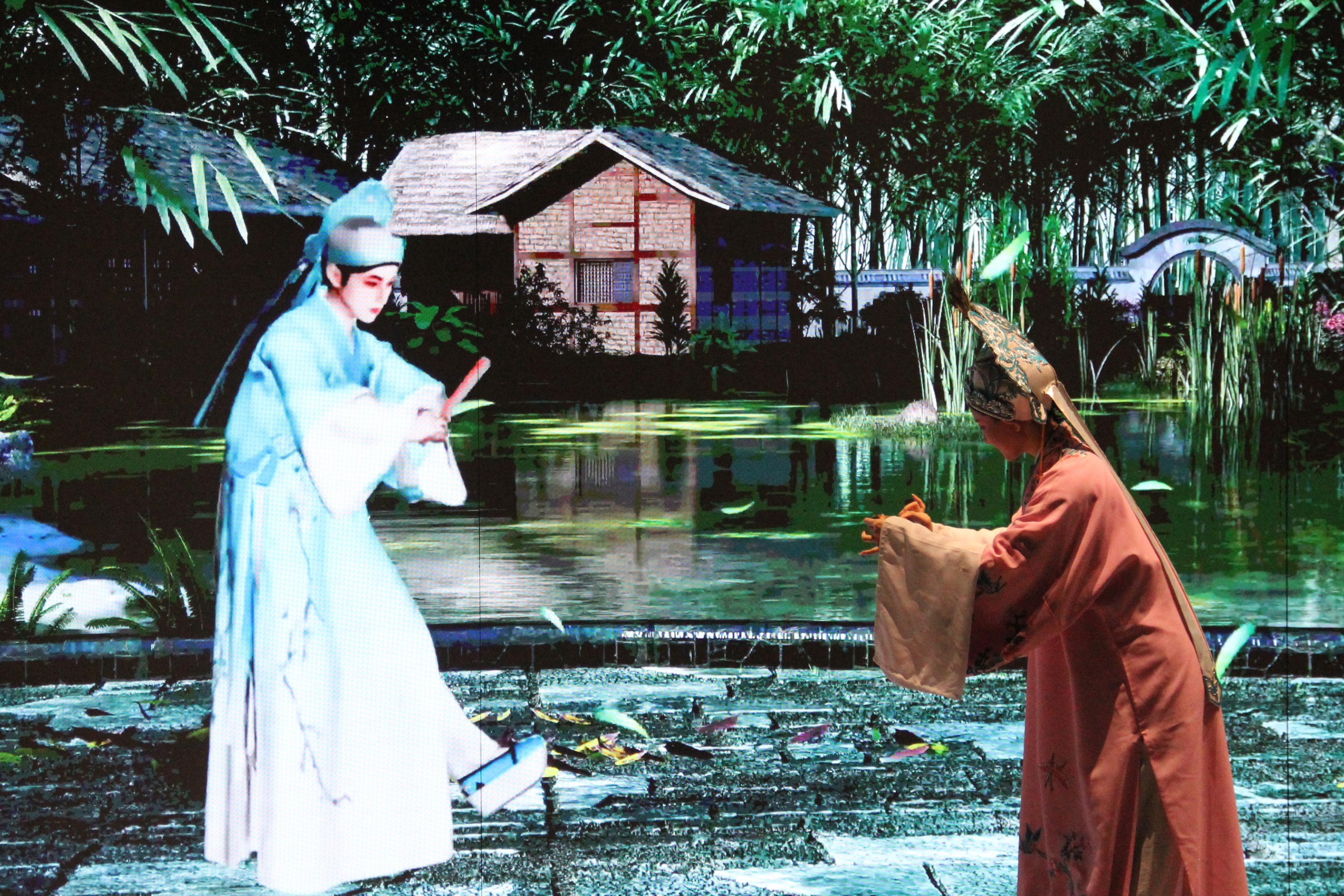 真人演員與虛擬人演員在“元啟金陵”南京數(shù)字文化客廳出演《梁山伯與祝英臺》經(jīng)典選段。受訪者供圖