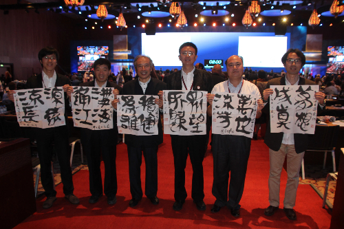 顧風(fēng)（左三）在會場合照留念。受訪者供圖