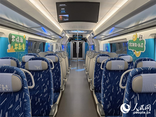 我國首列氫能源市域列車由位于吉林省的中車長客股份有限公司自主研制，該列車不燒油，不取電，可實(shí)現(xiàn)零碳排放。人民網(wǎng)記者 馬俊華攝