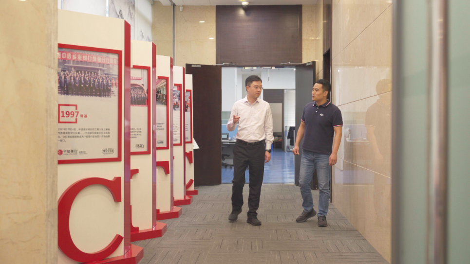 中信銀行成都分行行長助理李一（左）接受采訪。人民網(wǎng)記者 王紹紹攝