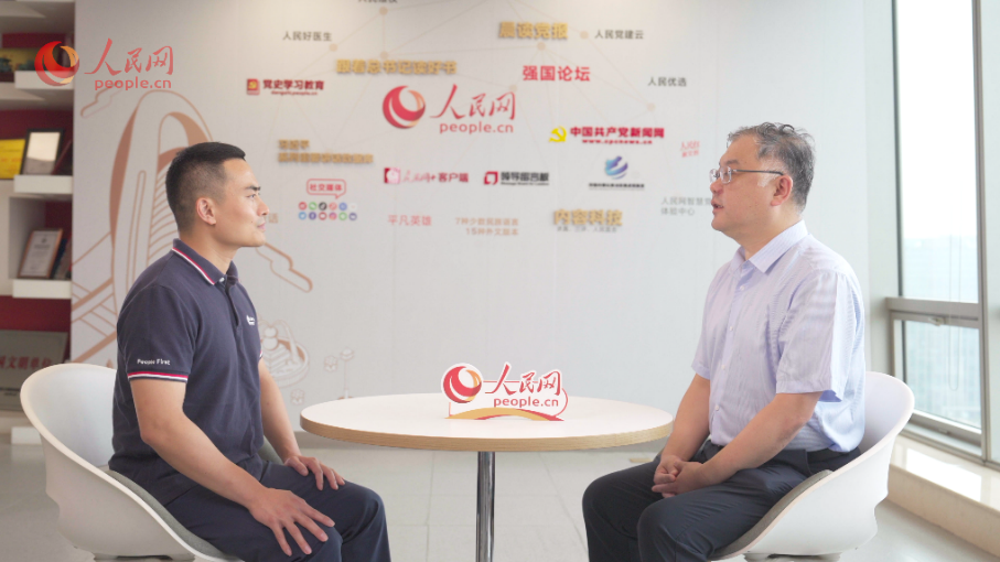 中共中央黨校（國家行政學(xué)院）國家治理教研部副主任李江濤（右）接受采訪。人民網(wǎng)記者 王紹紹攝