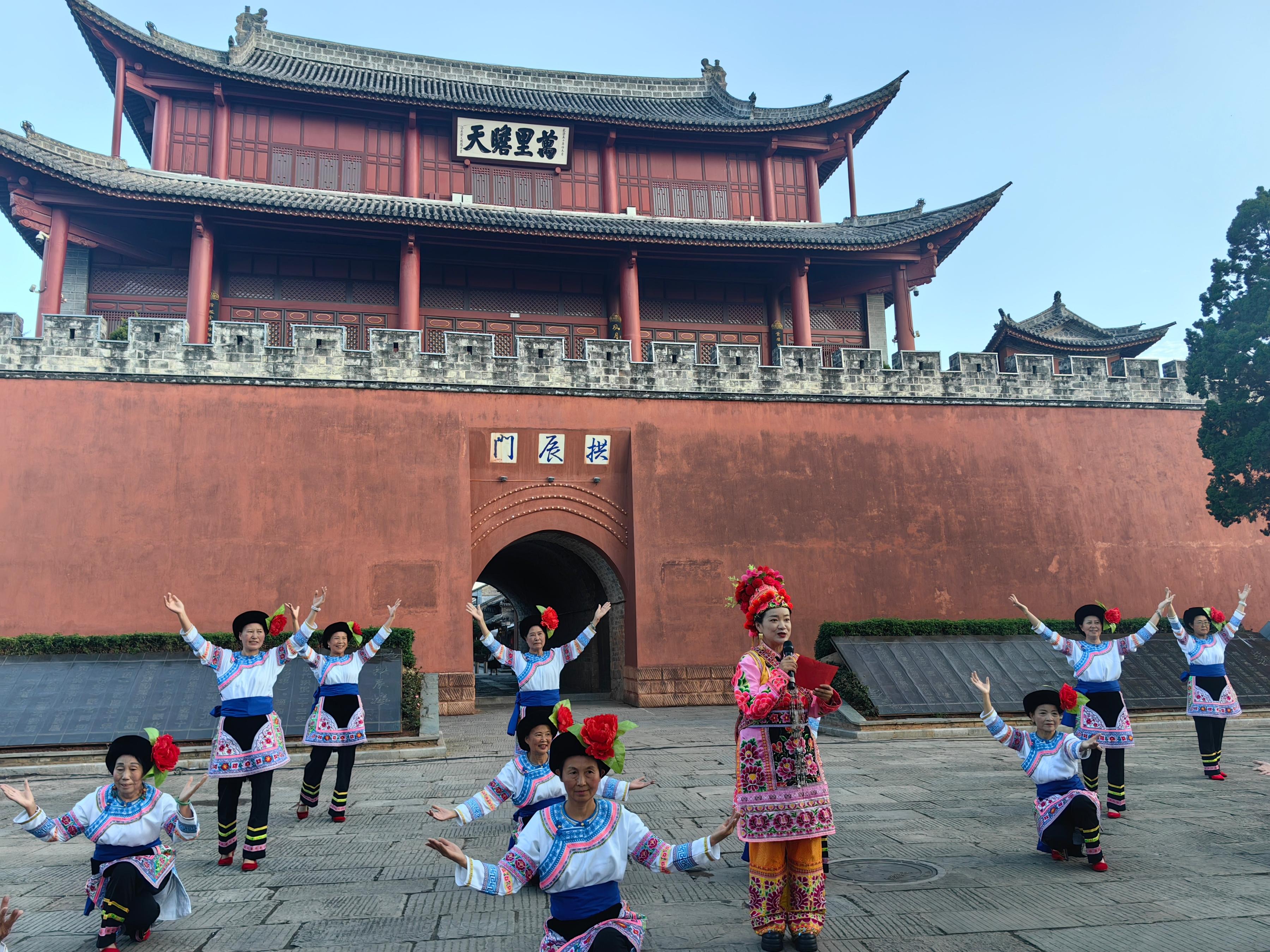 云南大理巍山舉辦普法宣傳活動(dòng)。人民網(wǎng)記者 孝金波攝