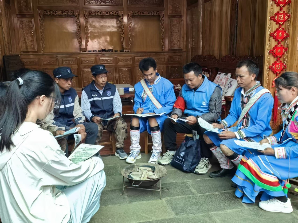 騰沖市猴橋鎮(zhèn)猴橋村國門新村舉辦火塘會。人民網(wǎng)記者 孝金波攝