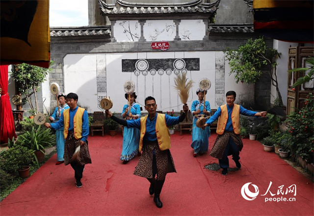 云南麗江古城“天地院”的納西族演出。 人民網(wǎng)記者 程浩攝