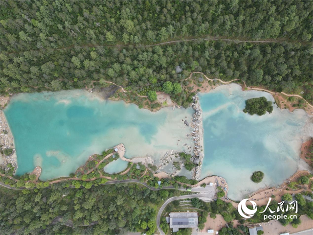 位于麗江市玉龍雪山東麓甲子村的藍(lán)月谷景區(qū)。 人民網(wǎng)記者 符皓攝