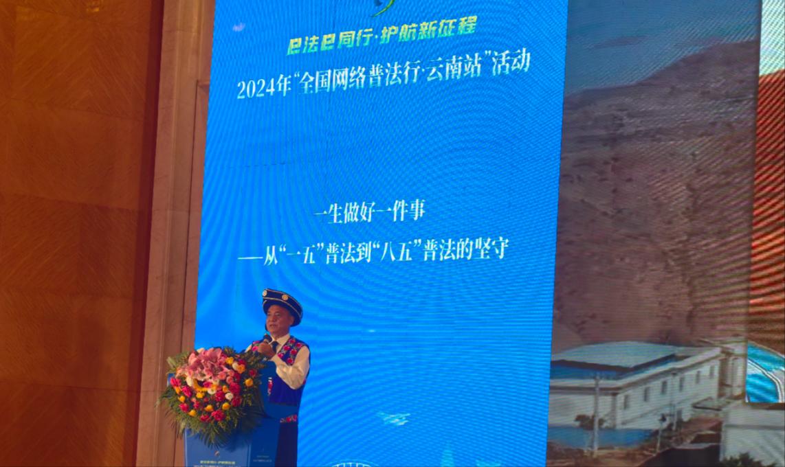 李學(xué)平分享普法的故事。人民網(wǎng)記者 孝金波攝