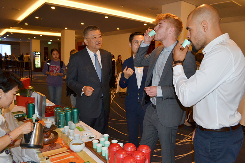 參會(huì)嘉賓品鑒貴州茶。貴州省互聯(lián)網(wǎng)信息辦公室供圖