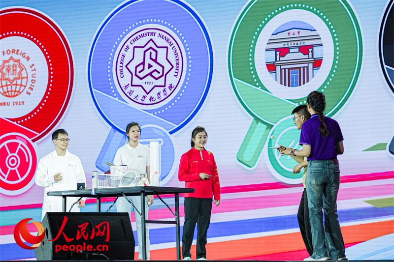 陳夢(mèng)與南開學(xué)子互動(dòng)。人民網(wǎng)記者 于凱攝