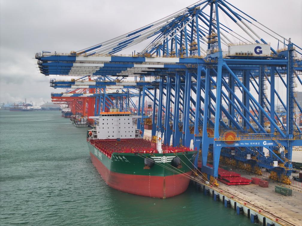 2月23日拍攝的廣西北部灣港欽州港區(qū)的碼頭堆場（無人機(jī)照片）。新華社記者 周華 攝