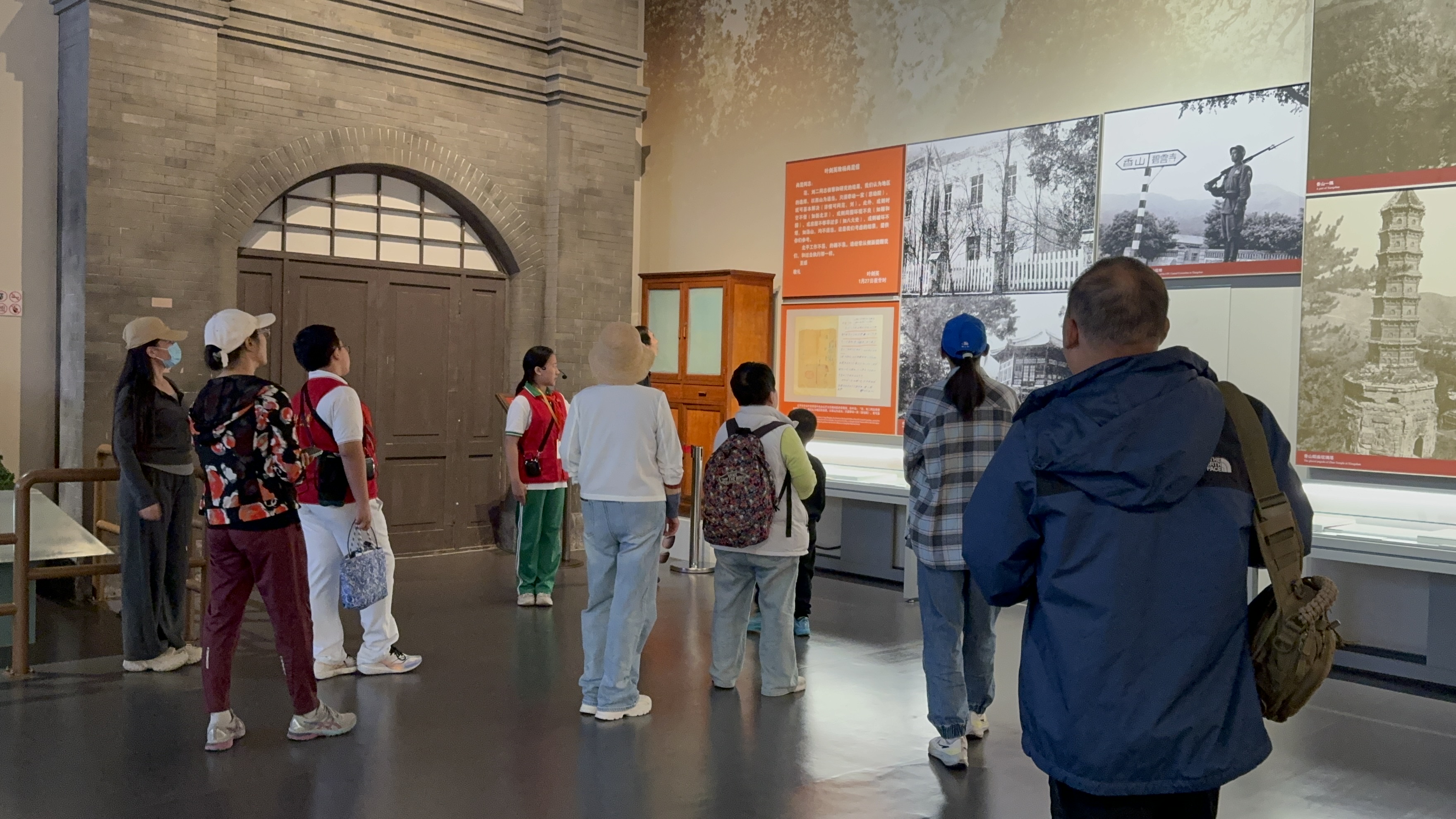 10月4日，北京香山革命紀(jì)念館內(nèi)，一名“紅領(lǐng)巾志愿者”正在為參觀者講解。人民網(wǎng)記者 劉微攝