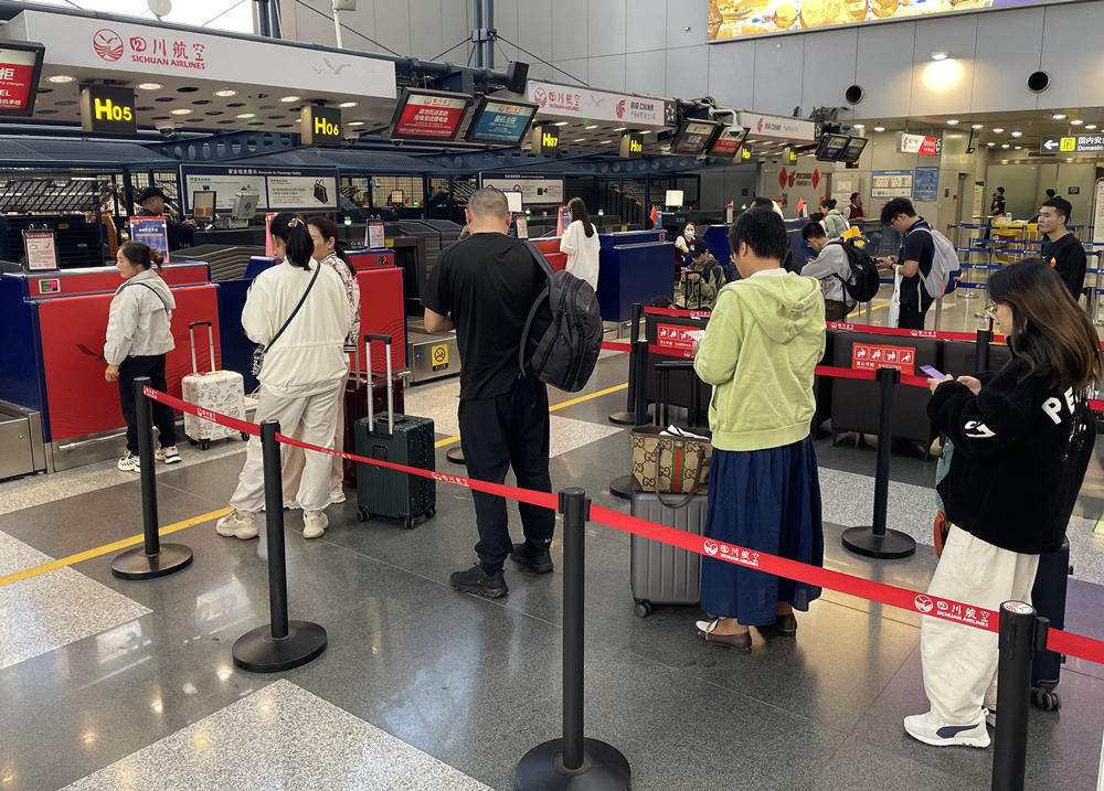 旅客在首都機場排隊辦理登機手續(xù)。人民網(wǎng)記者 喬雪峰攝