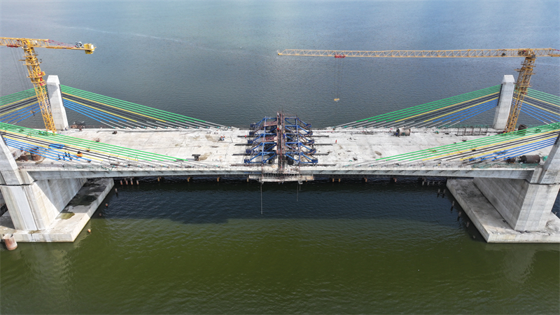 圖為馬古富力大橋合龍現(xiàn)場。中土東非公司供圖