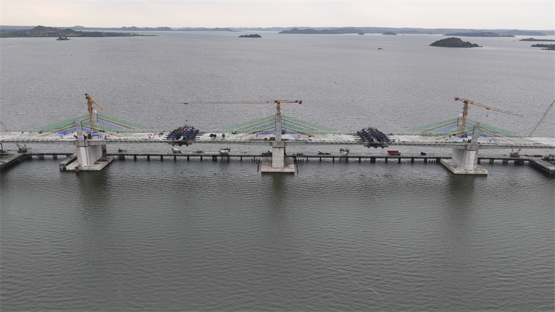 圖為馬古富力大橋合龍現(xiàn)場。中土東非公司供圖