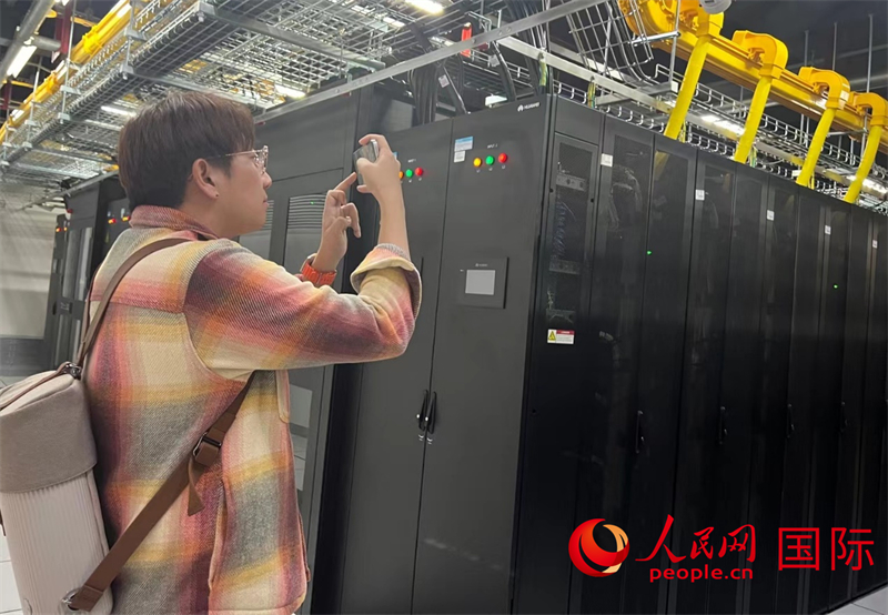 韓國博主樸大一參觀中國移動新疆云計算和大數(shù)據(jù)中心機房。人民網記者曾書柔攝