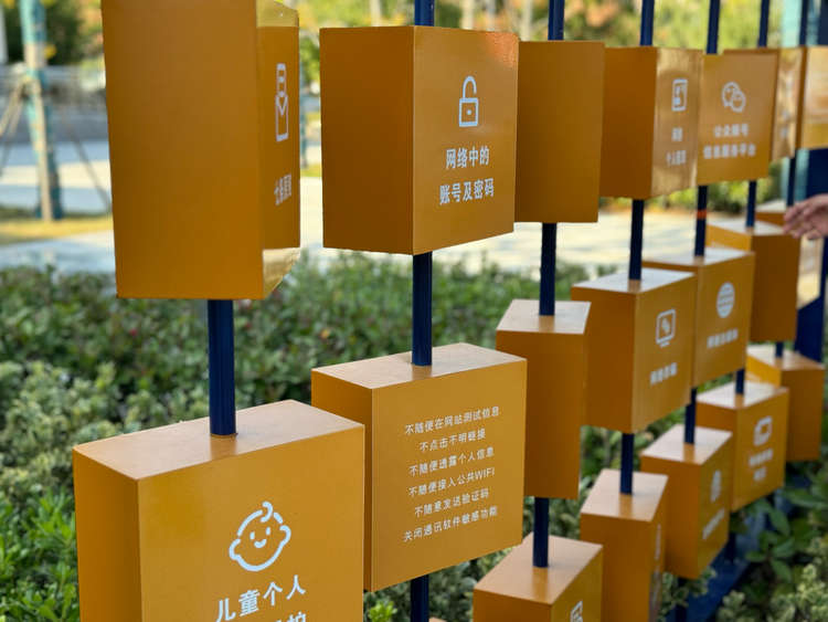 改革沃土綻放法治之花——“全國網(wǎng)絡(luò)普法行安徽站”活動采訪團走進小崗村