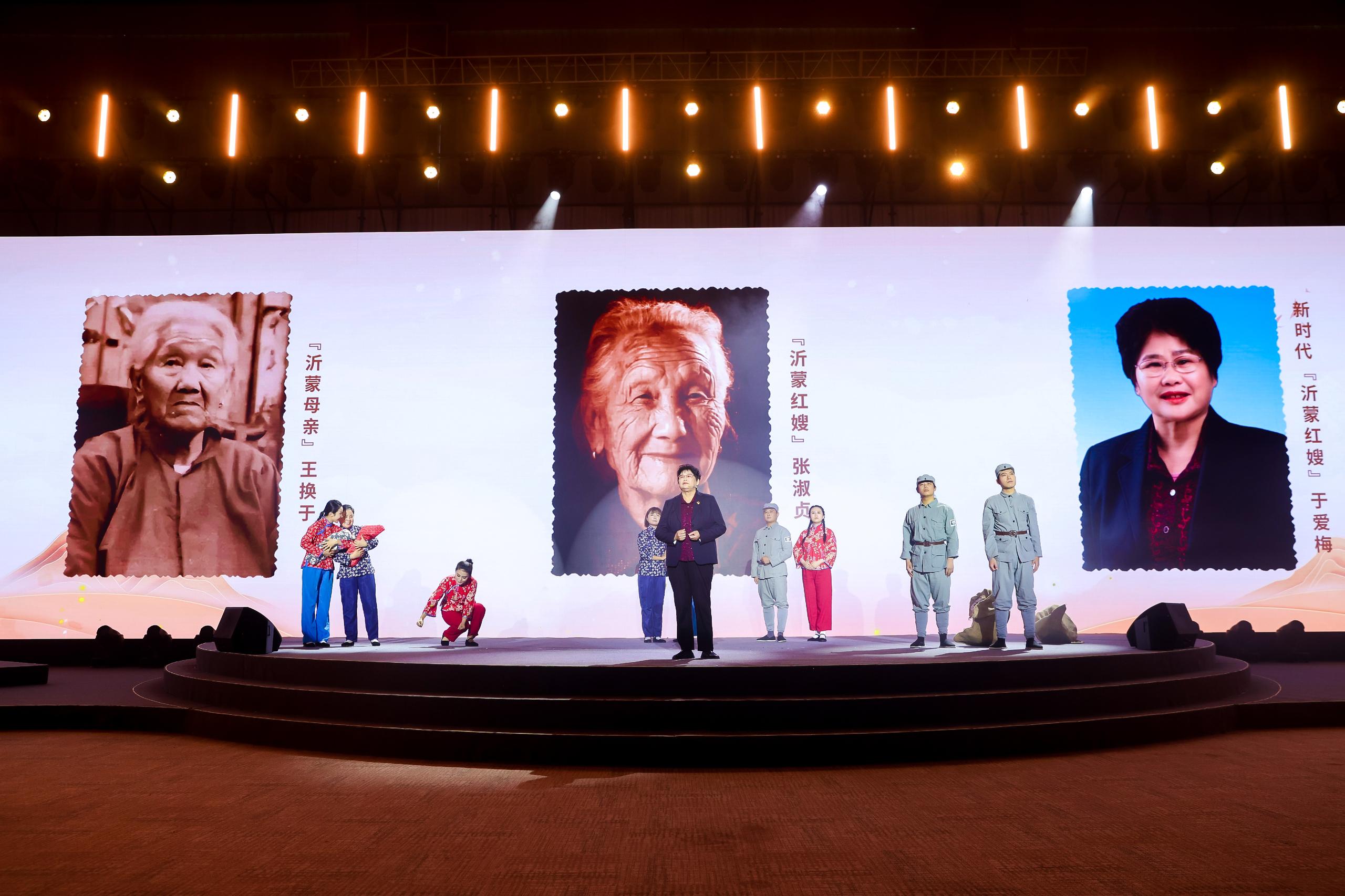 “何以中國(guó)·弦歌不輟”網(wǎng)絡(luò)主題活動(dòng)現(xiàn)場(chǎng)，于愛(ài)梅講述“沂蒙紅嫂”的故事。人民視頻供圖。