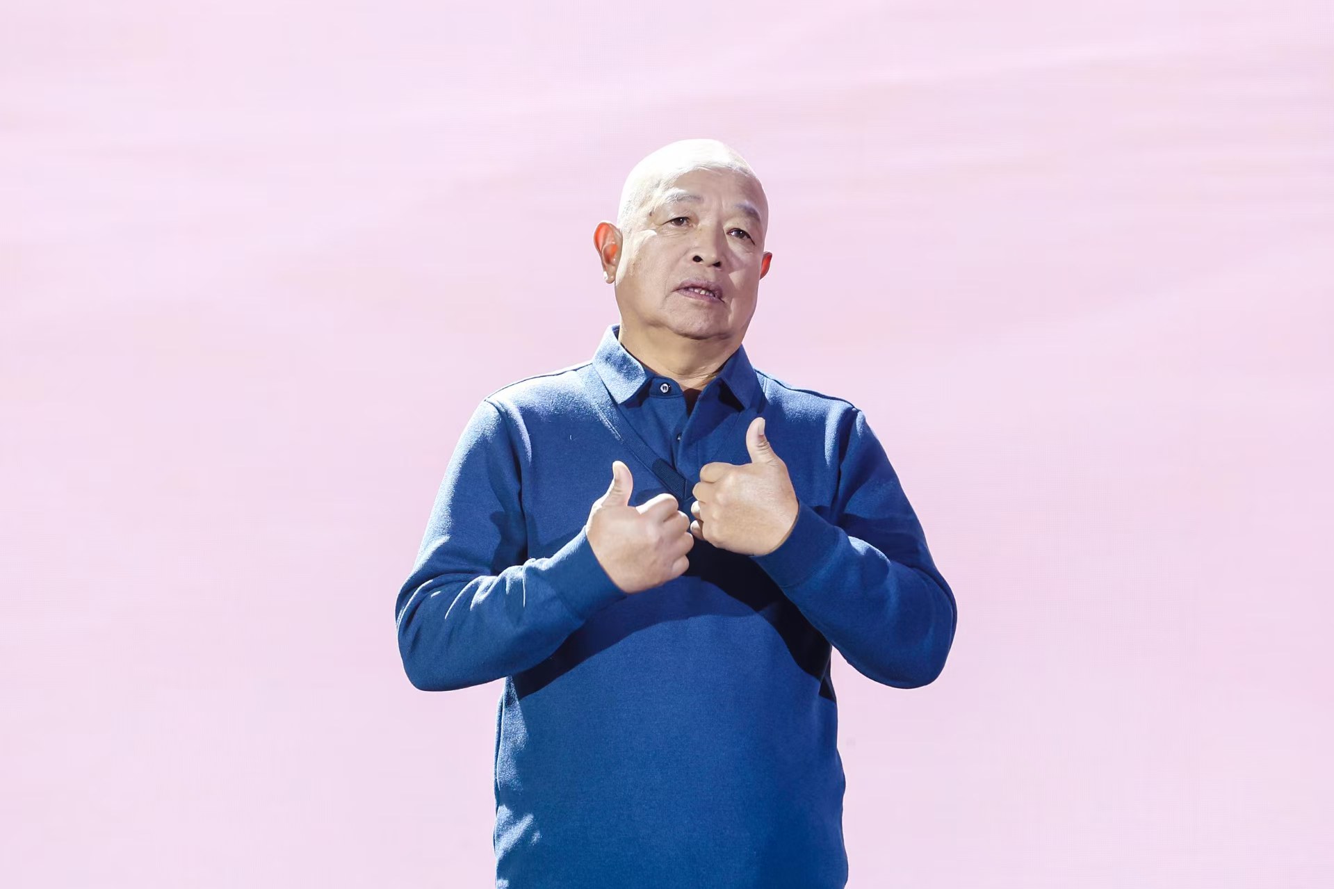 “山東好人”、煙臺(tái)市無聲洗車場(chǎng)經(jīng)理柳興濤。人民視頻供圖。