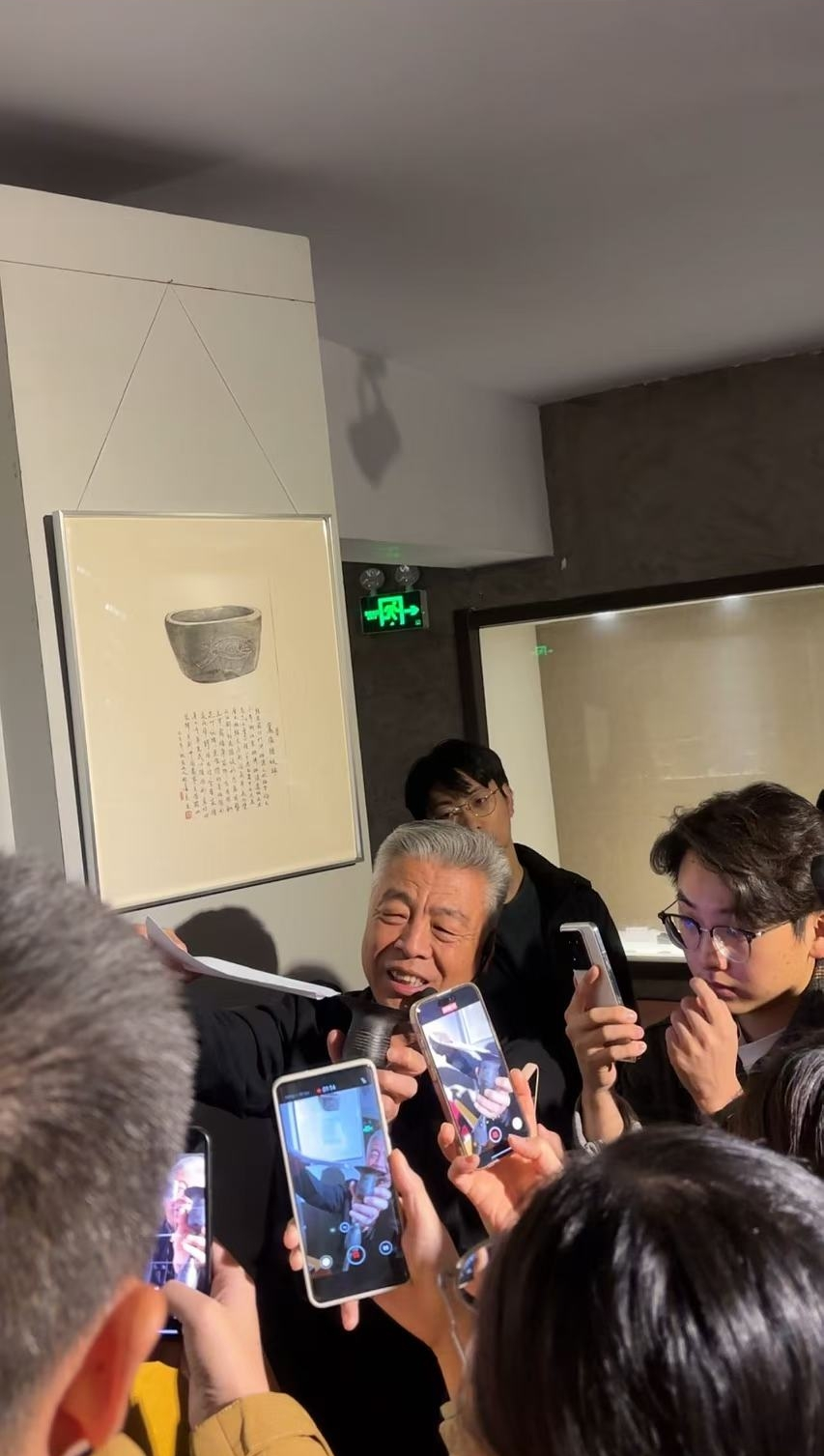 黑陶邢文化博物館館長(zhǎng)邢葆東展示兩張相疊的A4紙，向記者解釋此為杯口的厚度。