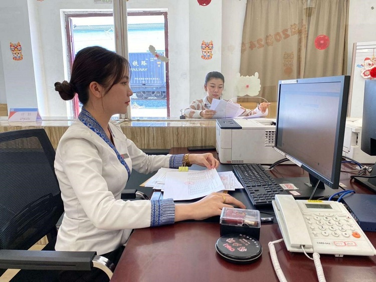 春節(jié)期間，中老鐵路員工堅守崗位，保障鐵路運行安全、暢通。李加勇攝