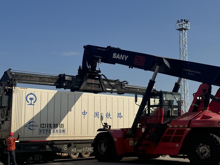 春節(jié)期間，起重機吊裝即將發(fā)運的冷鏈集裝箱。李加勇攝