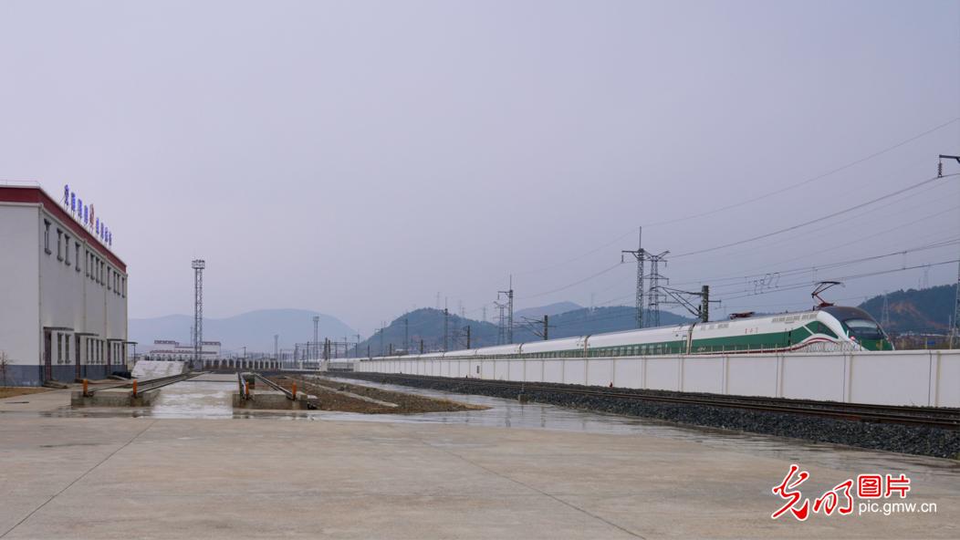 【發(fā)現(xiàn)最美鐵路】云端上的“毫米級(jí)”守護(hù)者——麗香鐵路養(yǎng)護(hù)工