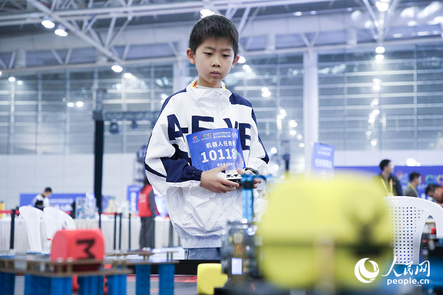 參加2025數(shù)字中國創(chuàng)新大賽青少年AI機(jī)器人賽道決賽的小選手。人民網(wǎng)記者 焦艷攝