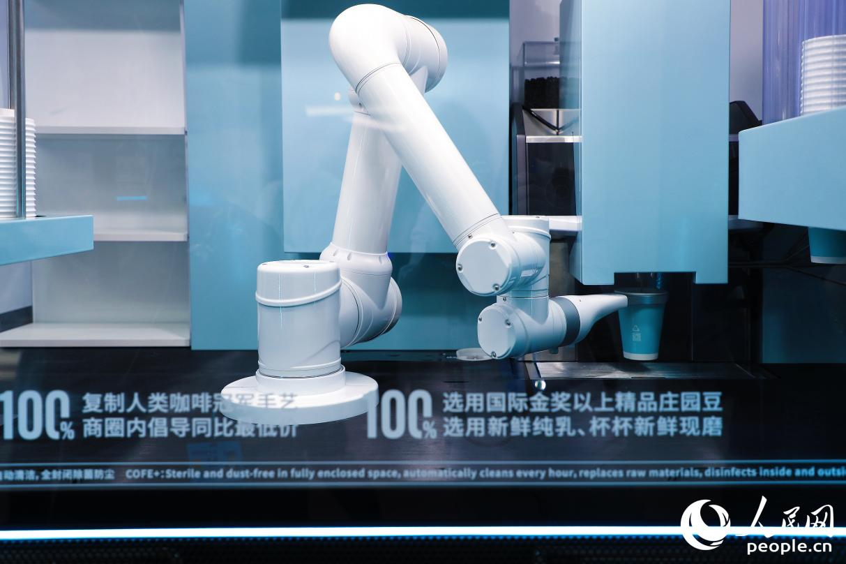 機(jī)器人現(xiàn)磨咖啡。人民網(wǎng) 李唯一攝
