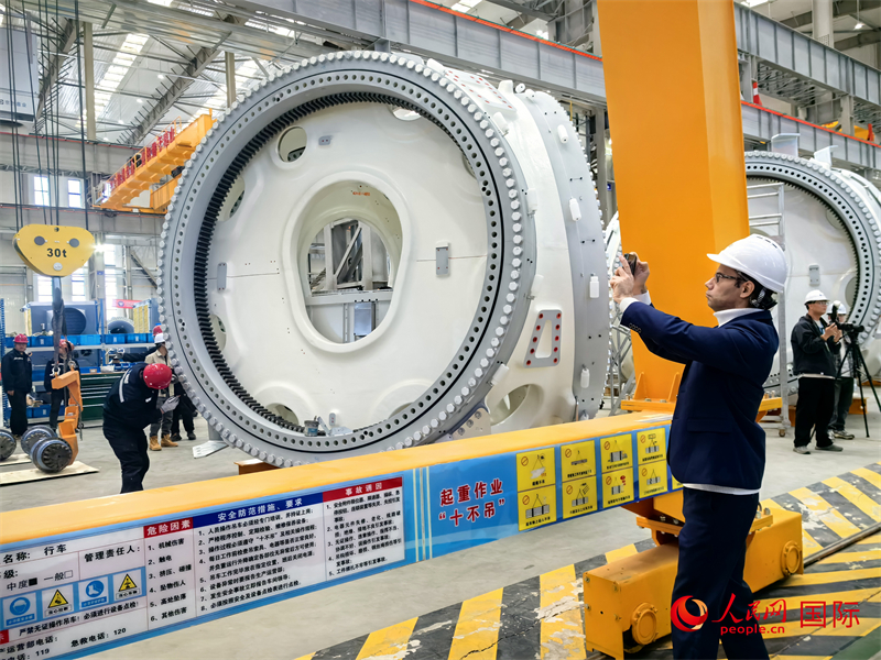 外媒記者參觀位于烏蘭察布察哈爾高新技術開發(fā)區(qū)的運達風電裝備制造廠房。人民網 楊春燕攝