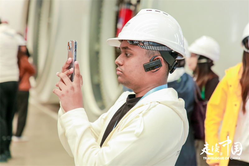 斐濟廣播公司記者尼基爾·庫馬爾（Nikhil Kumar）參觀運達風電裝備制造廠房。環(huán)球網供圖