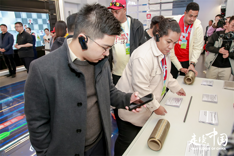 菲律賓《商業(yè)鏡報》蔡辰威（左）在烏蘭察布察哈爾高新技術開發(fā)區(qū)聽取講解。環(huán)球網供圖