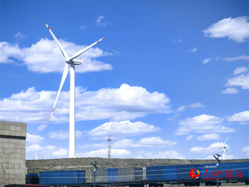 烏蘭察布烏蘭哈達火山附近的風力渦輪發(fā)電機。人民網 楊春燕攝