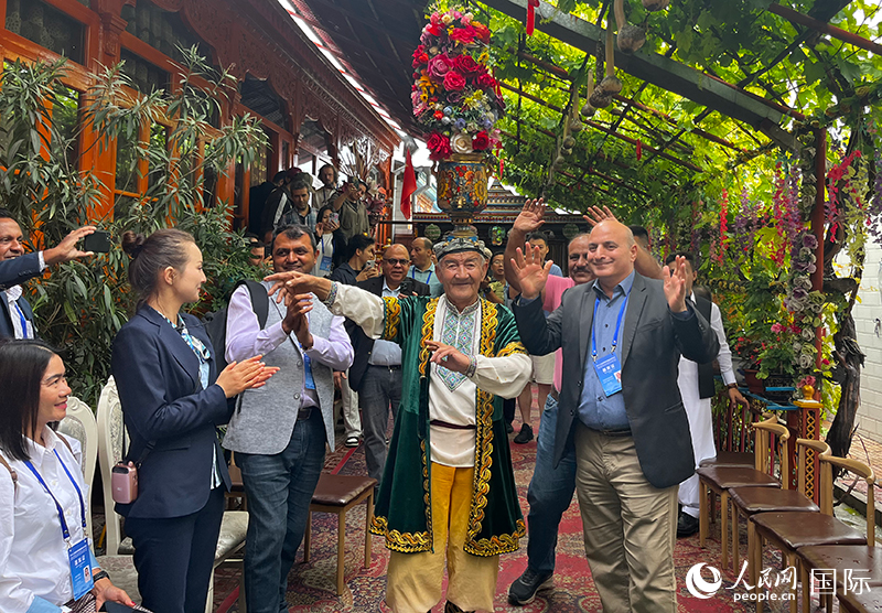 5月24日，外國媒體人在伊寧市喀贊其民俗旅游區(qū)參觀體驗。 人民網(wǎng)記者 翟轉麗攝