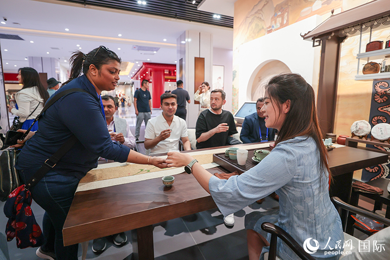 5月25日，外國媒體人在霍爾果斯國際邊境合作中心中國文化館參觀。人民網(wǎng)記者 張武軍攝